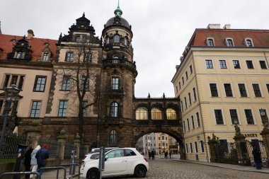  Dresden, Almanya - 1 Mart 2025 Dresden 'in eski şehir caddelerinde bulutlu bir günde manzaralı bir kış manzarası                                    
