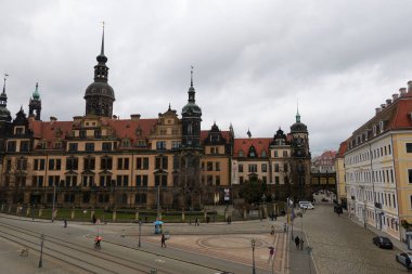  Dresden, Almanya - 1 Mart 2025 Dresden 'in eski şehir caddelerinde bulutlu bir günde manzaralı bir kış manzarası                                  