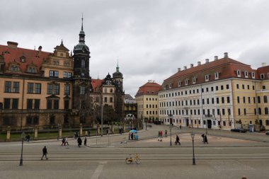  Dresden, Almanya - 1 Mart 2025 Dresden 'in eski şehir caddelerinde bulutlu bir günde manzaralı bir kış manzarası                                  