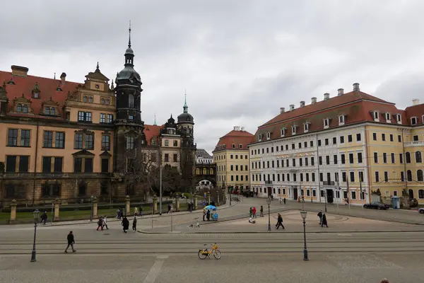  Dresden, Almanya - 1 Mart 2025 Dresden 'in eski şehir caddelerinde bulutlu bir günde manzaralı bir kış manzarası                                  