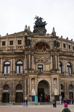   Dresden, Almanya - 1 Mart 2025 Dresden 'in eski şehir caddelerinde bulutlu bir günde manzaralı bir kış manzarası                               