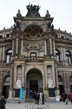 Dresden, Almanya - 1 Mart 2025 Dresden 'in eski şehir caddelerinde bulutlu bir günde manzaralı bir kış manzarası                                