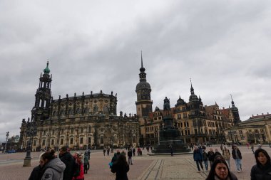  Dresden, Almanya - 1 Mart 2025 Dresden 'in eski şehir caddelerinde bulutlu bir günde manzaralı bir kış manzarası                                 