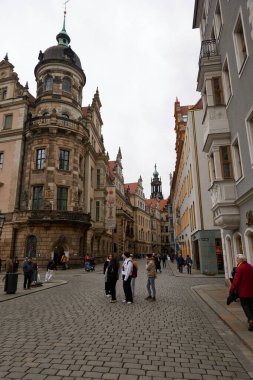  Dresden, Almanya - 1 Mart 2025 Dresden 'in eski şehir caddelerinde bulutlu bir günde manzaralı bir kış manzarası                                 