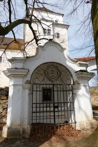 Rozmital kapsül Tremsinem, Çek Cumhuriyeti - 22 Mart 2025 - Rozmital Şatosu, orijinal çamur şatosu, güneşli bir bahar gününde 13. yüzyılın ortalarına dayanır..                               