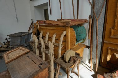 Rozmital modül Tremsinem, Çek Cumhuriyeti - 22 Mart 2025 - Bölge Müzesi - müze deposu - araçlar, koleksiyon ögeleri                               