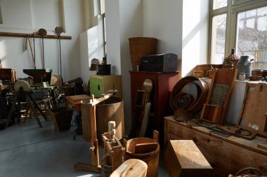 Rozmital modül Tremsinem, Çek Cumhuriyeti - 22 Mart 2025 - Bölge Müzesi - müze deposu - araçlar, koleksiyon ögeleri                               