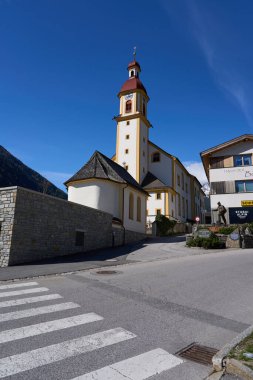  Neustift im Stubaital, Avusturya - 19 Nisan 2024 - Paskalya zamanı küçük güneşli bir kasabada yürüyüş                              