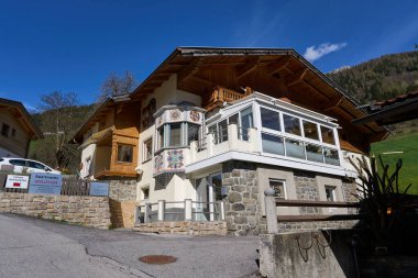 Neustift im Stubaital, Avusturya - 19 Nisan 2024 - Paskalya zamanı küçük güneşli bir kasabada yürüyüş                               