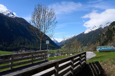 Neustift im Stubaital, Avusturya - 19 Nisan 2025 - Paskalya zamanında Alp Vadisi 'nde küçük bir kasaba                               