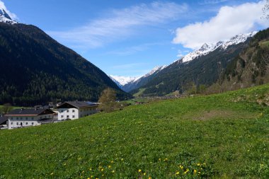 Neustift im Stubaital, Avusturya - 19 Nisan 2025 - Paskalya zamanında Alp Vadisi 'nde küçük bir kasaba                               