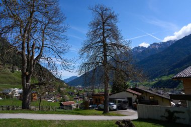 Neustift im Stubaital, Avusturya - 19 Nisan 2025 - Paskalya zamanında Alp Vadisi 'nde küçük bir kasaba                               