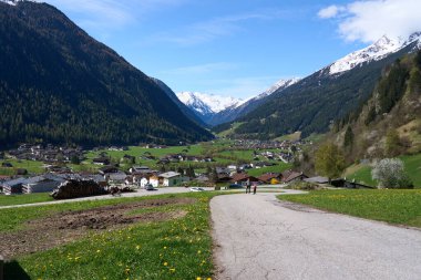  Neustift im Stubaital, Avusturya - 19 Nisan 2025 - Paskalya zamanında Alp Vadisi 'nde küçük bir kasaba                              