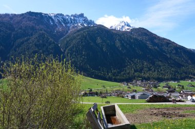 Neustift im Stubaital, Avusturya - 19 Nisan 2025 - Paskalya zamanında Alp Vadisi 'nde küçük bir kasaba                               