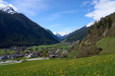 Neustift im Stubaital, Avusturya - 19 Nisan 2025 - Paskalya zamanında Alp Vadisi 'nde küçük bir kasaba                               