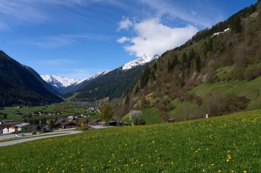 Neustift im Stubaital, Avusturya - 19 Nisan 2025 - Paskalya zamanında Alp Vadisi 'nde küçük bir kasaba                               