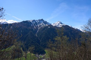   Neustift im Stubaital, Avusturya - 19 Nisan 2025 - Paskalya zamanında Alp Vadisi 'nde küçük bir kasaba                             