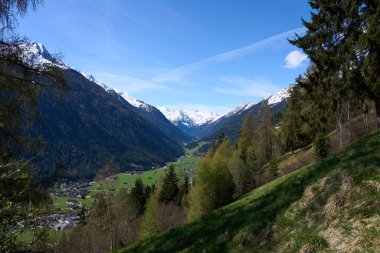  Neustift im Stubaital, Avusturya - 19 Nisan 2025 - Paskalya zamanında Alp Vadisi 'nde küçük bir kasaba                              