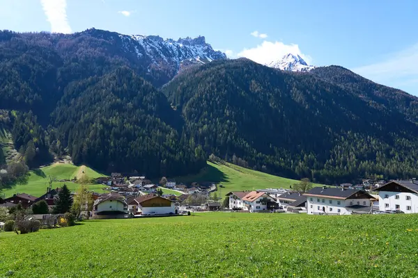 Neustift im Stubaital, Avusturya - 19 Nisan 2025 - Paskalya zamanında Alp Vadisi 'nde küçük bir kasaba                               
