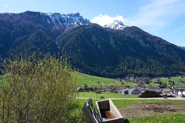 Neustift im Stubaital, Avusturya - 19 Nisan 2025 - Paskalya zamanında Alp Vadisi 'nde küçük bir kasaba                               