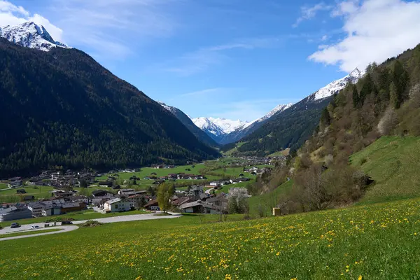 Neustift im Stubaital, Avusturya - 19 Nisan 2025 - Paskalya zamanında Alp Vadisi 'nde küçük bir kasaba                               