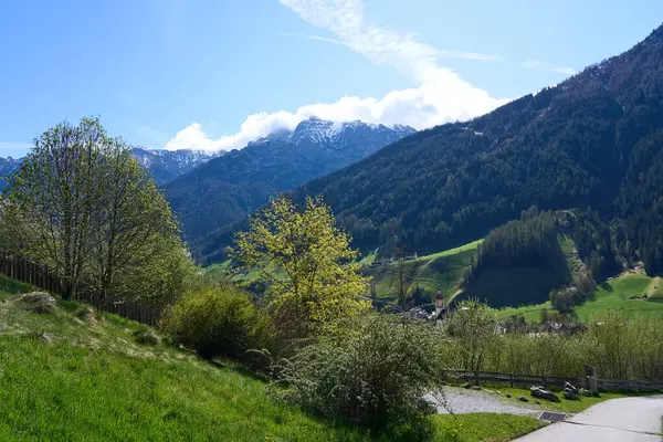 Neustift im Stubaital, Avusturya - 19 Nisan 2025 - Paskalya zamanında Alp Vadisi 'nde küçük bir kasaba                               