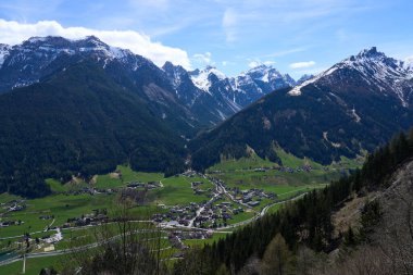 Kampl, Avusturya - 19 Nisan 2025 - Paskalya zamanında Alp Vadisi 'nde küçük bir kasaba                               