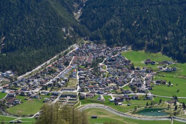 Kampl, Avusturya - 19 Nisan 2025 - Paskalya zamanında Alp Vadisi 'nde küçük bir kasaba                               