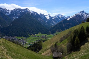 Kampl, Avusturya - 19 Nisan 2025 - Paskalya zamanında Alp Vadisi 'nde küçük bir kasaba                               