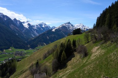 Kampl, Avusturya - 19 Nisan 2025 - Paskalya zamanında Alp Vadisi 'nde küçük bir kasaba                               