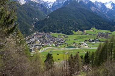 Kampl, Avusturya - 19 Nisan 2025 - Paskalya zamanında Alp Vadisi 'nde küçük bir kasaba                               