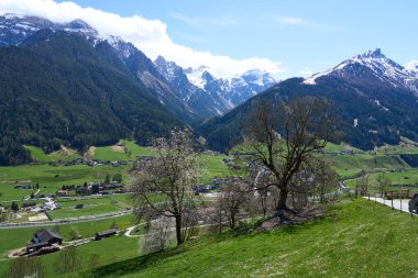 Kampl, Avusturya - 19 Nisan 2025 - Paskalya zamanında Alp Vadisi 'nde küçük bir kasaba                               