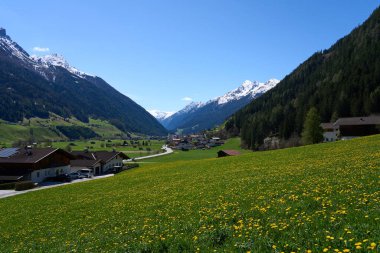 Neustift im Stubaital, Avusturya - 19 Nisan 2025 - Stubai Vadisi - Paskalya Zamanı Stubaital                               