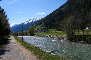 Neustift im Stubaital, Avusturya - 19 Nisan 2025 - Stubai Vadisi - Paskalya Zamanı Stubaital                             