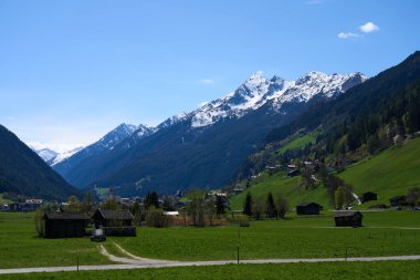 Neustift im Stubaital, Avusturya - 19 Nisan 2025 - Stubai Vadisi - Paskalya Zamanı Stubaital                               