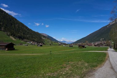 Neustift im Stubaital, Avusturya - 19 Nisan 2025 - Stubai Vadisi - Paskalya Zamanı Stubaital                               
