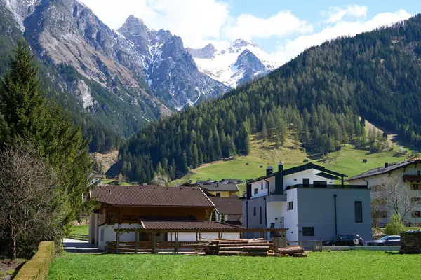 Neustift im Stubaital, Avusturya - 19 Nisan 2025 - Stubai Vadisi - Paskalya Zamanı Stubaital                               