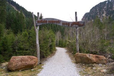  Neustift im Stubaital, Avusturya - 20 Nisan 2025 - Paskalya zamanında Stubai Vadisi 'nde Wilde WasserWeg                              