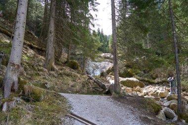 Neustift im Stubaital, Avusturya - 20 Nisan 2025 - Paskalya zamanında Stubai Vadisi 'nde Wilde WasserWeg                               