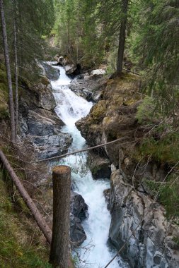 Neustift im Stubaital, Avusturya - 20 Nisan 2025 - Paskalya zamanında Stubai Vadisi 'nde Wilde WasserWeg                               