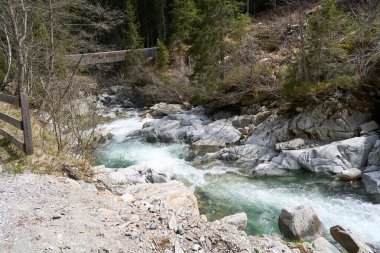 Neustift im Stubaital, Avusturya - 20 Nisan 2025 - Paskalya zamanında Stubai Vadisi 'nde Wilde WasserWeg                               