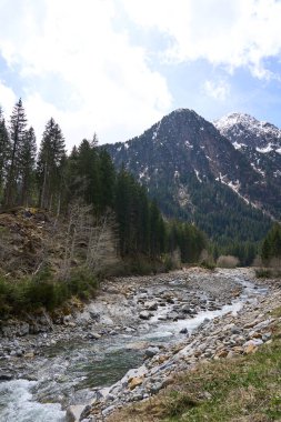  Neustift im Stubaital, Avusturya - 20 Nisan 2025 - Paskalya zamanında Stubai Vadisi 'nde Wilde WasserWeg                              