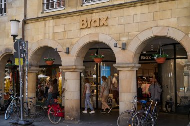 Muenster, Almanya - 2 Mayıs 2025 - Şehrin tarihi merkezi - tarihi ana pazar - güneşli bir bahar gününde Prinzipalmarkt                               