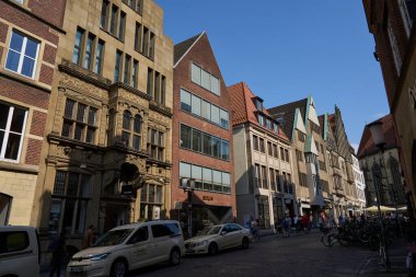 Muenster, Almanya - 2 Mayıs 2025 - Şehrin tarihi merkezi - Güneşli bir bahar gününde Drubbel Caddesi                               