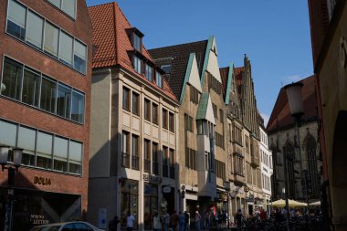 Muenster, Almanya - 2 Mayıs 2025 - Şehrin tarihi merkezi - Güneşli bir bahar gününde Drubbel Caddesi                               