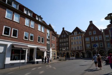 Muenster, Almanya - 2 Mayıs 2025 - Şehrin tarihi merkezi - Güneşli bir bahar gününde Drubbel Caddesi                               