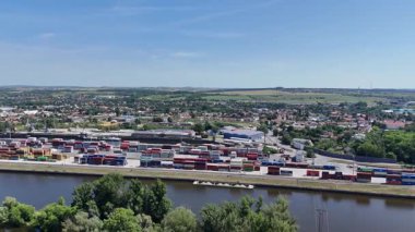 Melnik, Çek Cumhuriyeti - 22 Haziran 2025 - Konteynır nakil sahasının havadan görüntüsü yaz başında