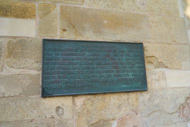 Mnster, Almanya - 2 Mayıs 2025 - Mnster Katedrali veya St. Paulus-Dom, Almanya 'nın Mnster Katolik Piskoposluğu' nun güneşli bir bahar günü kilisesidir.                               