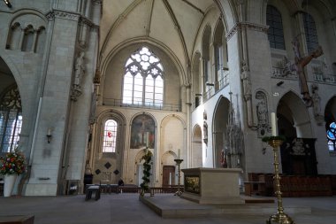 Mnster, Almanya - 2 Mayıs 2025 - Mnster Katedrali veya St. Paulus-Dom, Almanya 'nın Mnster Katolik Piskoposluğu' nun güneşli bir bahar günü kilisesidir.                               