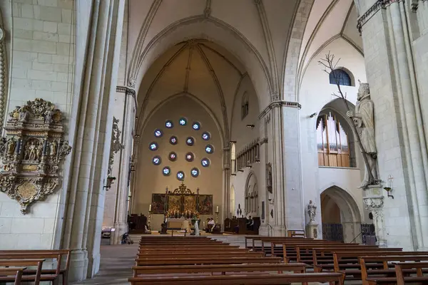 Mnster, Almanya - 2 Mayıs 2025 - Mnster Katedrali veya St. Paulus-Dom, Almanya 'nın Mnster Katolik Piskoposluğu' nun güneşli bir bahar günü kilisesidir.                               